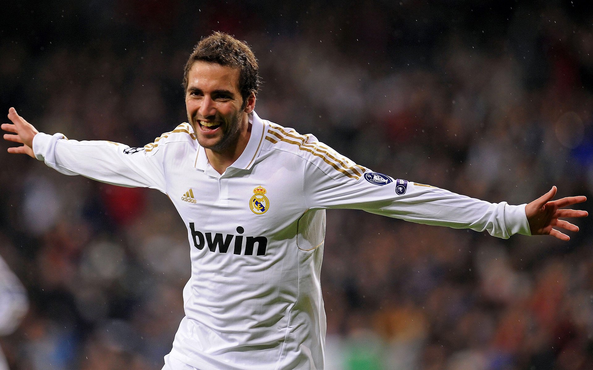 “青少年运动员接受专业体能训练，提升整体素质”，青少年体育运动员